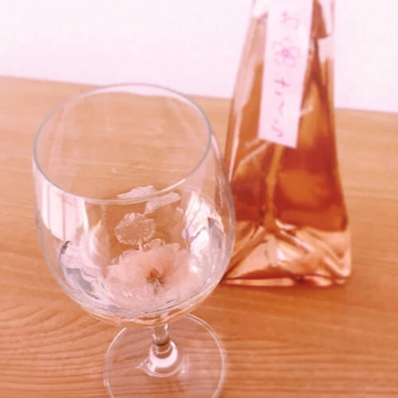 あわさくらと桜の花びら